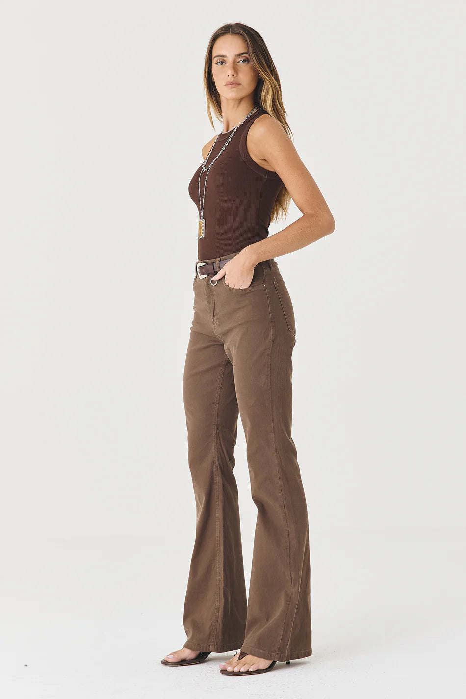 CALÇA LARISSA FEMININA BOOTCUT SARJA COTELÊ MARROM