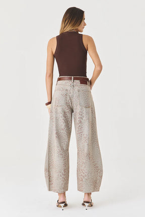 CALÇA MARIA FEMININA BARREL ANIMAL PRINT JEANS