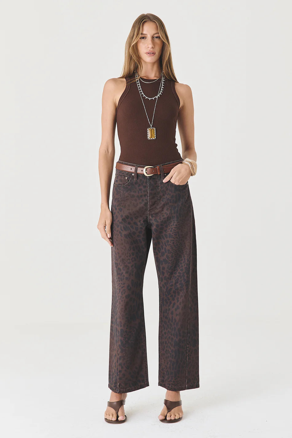 CALÇA MONICA FEMININA BARREL SLIM SARJA TRUE LEOPARD ESCURO