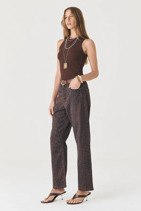 CALÇA MONICA FEMININA BARREL SLIM SARJA TRUE LEOPARD ESCURO