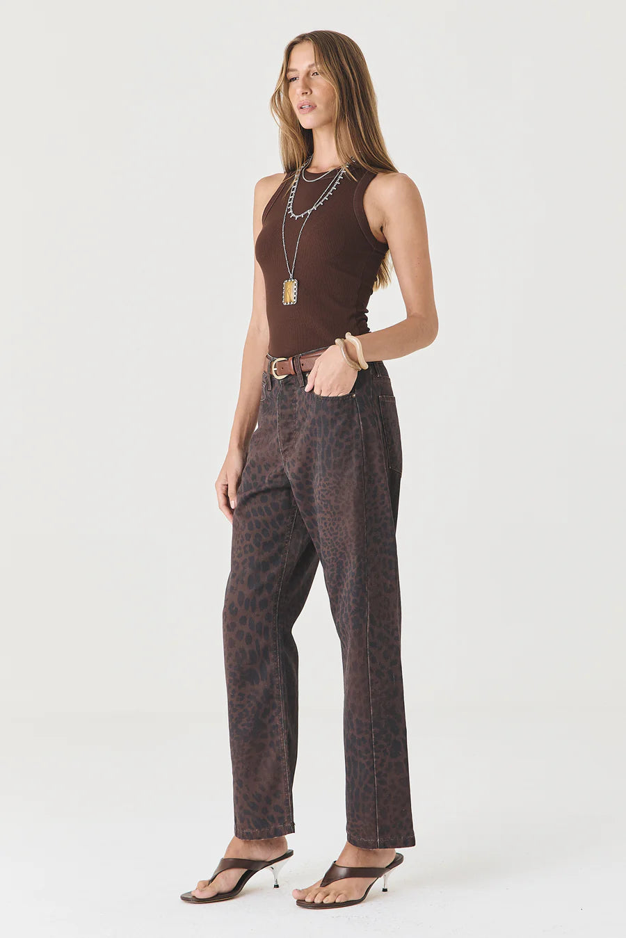 CALÇA MONICA FEMININA BARREL SLIM SARJA TRUE LEOPARD ESCURO