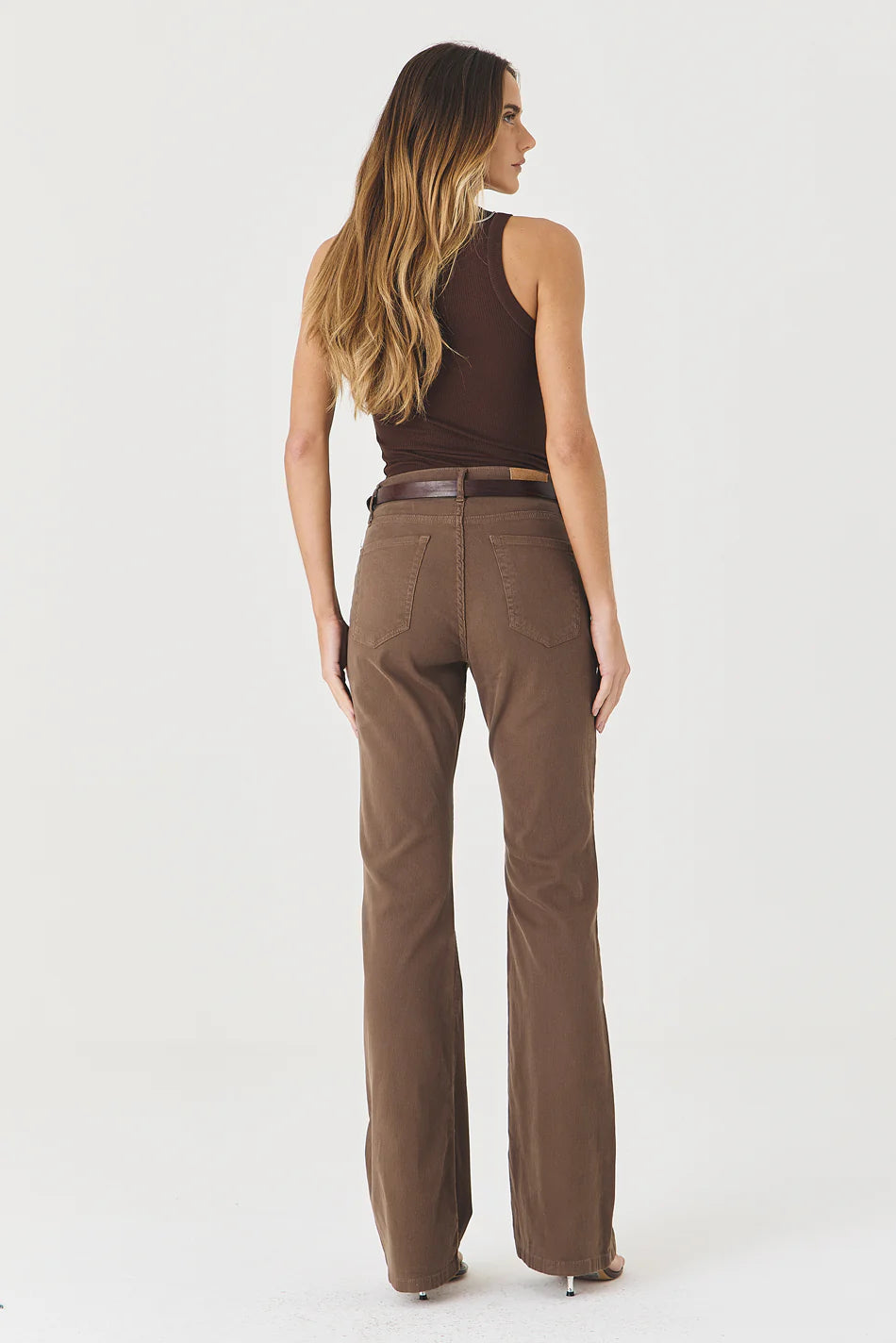 CALÇA LARISSA FEMININA BOOTCUT SARJA COTELÊ MARROM