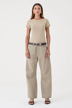 CALÇA EMILY FEMININA BARREL RECORTES E PENCE SARJA AREIA