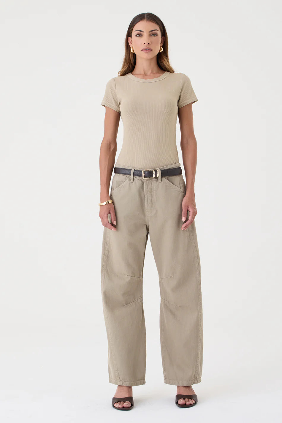 CALÇA EMILY FEMININA BARREL RECORTES E PENCE SARJA AREIA