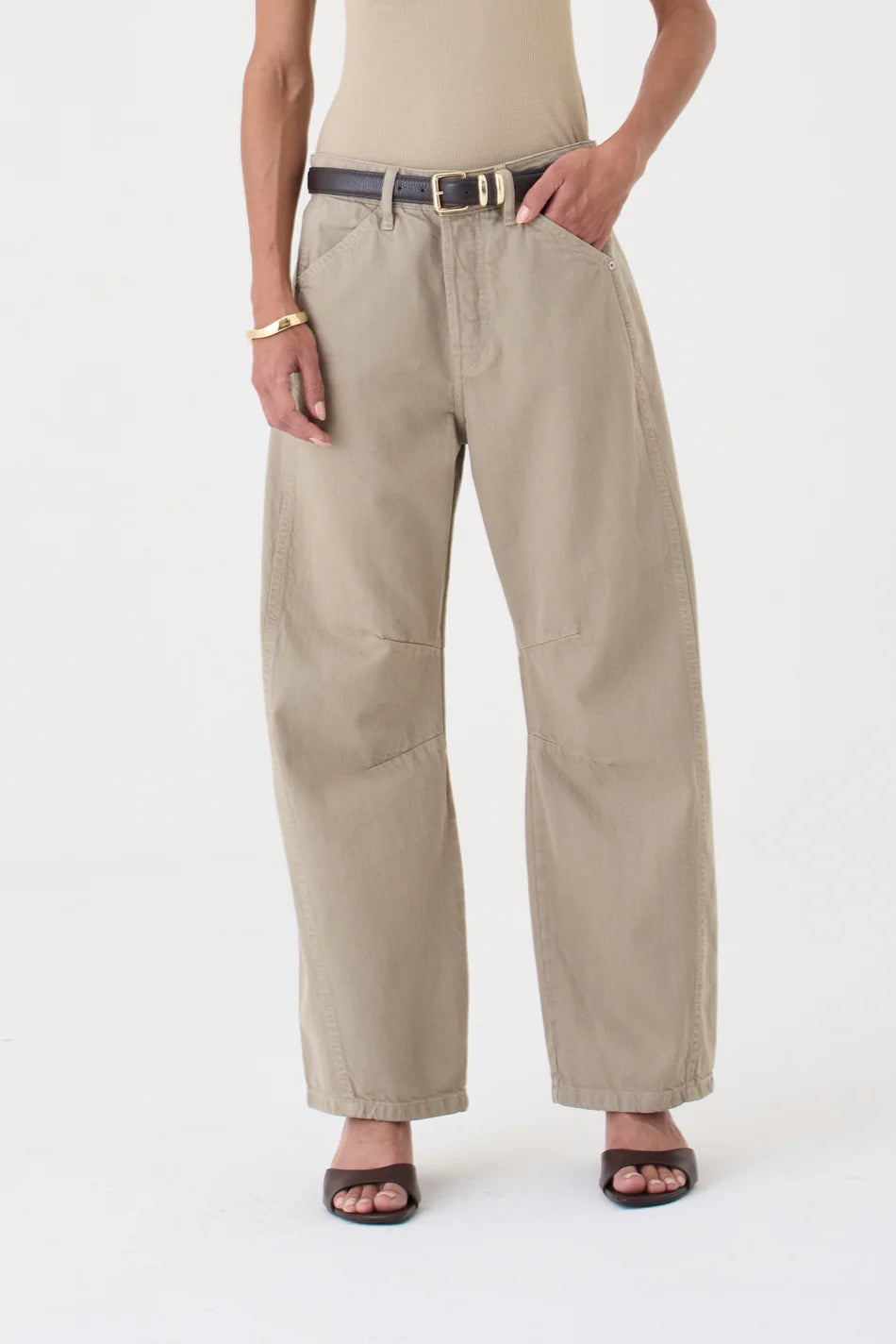 CALÇA EMILY FEMININA BARREL RECORTES E PENCE SARJA AREIA
