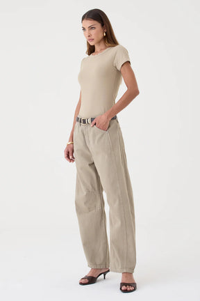 CALÇA EMILY FEMININA BARREL RECORTES E PENCE SARJA AREIA