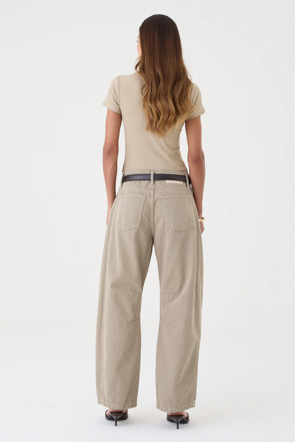 CALÇA EMILY FEMININA BARREL RECORTES E PENCE SARJA AREIA